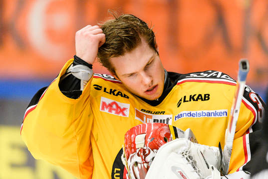 Luleås målvakt Filip Gustavsson deppar