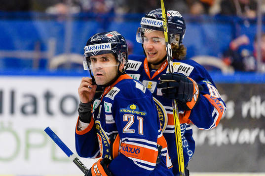 Växjös Cory Murphy och Adam Brodecki jublar