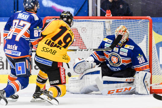 Luleås Jacob Lagacé skjuter pucken i mål till 0-2 bakom