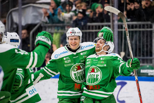 Rögles Simon Ryfors (th) jublar ihop med Alen Bibic