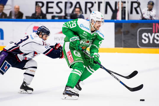 Linköpings Andrew Gordon jagar Rögles Ludvig Rensfeldt