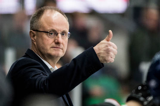 Rögles tränare Anders Eldebrink gör tummen upp