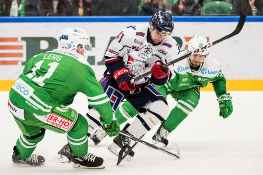 Linköpings Broc Little mellan Rögles Bryan Lerg och Felix