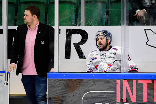 Linköpings Garret Roe i utvisningsbåset