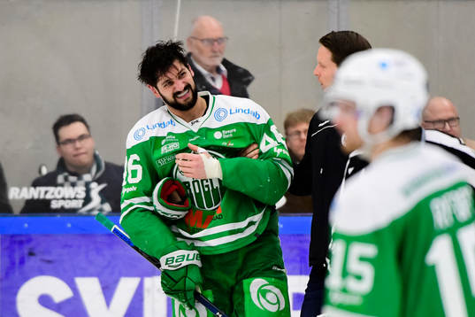 Rögles Kevin Marshall lämnar isen