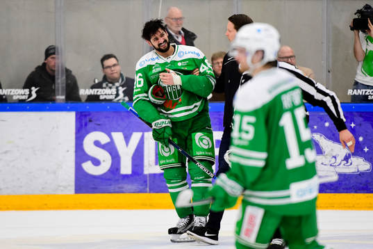 Rögles Kevin Marshall lämnar isen