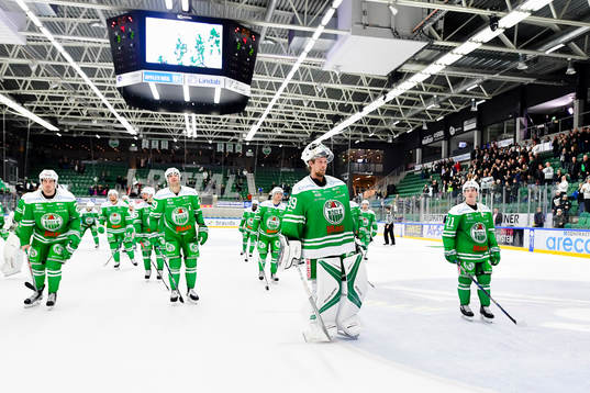 Rögles målvakt Anders Lindbäck jublar med lagkamraterna