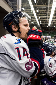 Linköpings Anssi Salmela deppar i båset