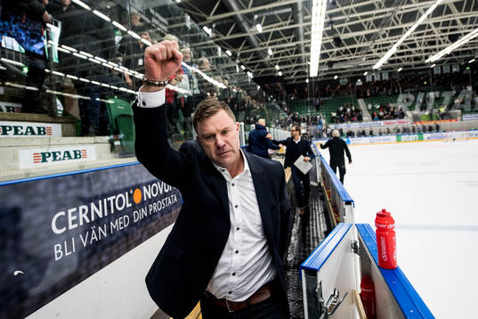 Rögles assisterande tränare Patrik Ross jublar