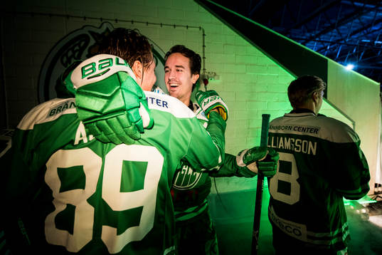 Rögles Daniel Sylwander och David Åslin kramar om varandra