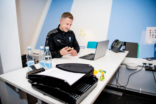 Huvudtränaren i Malmö FF, Magnus Pehrsson, på bänken