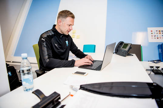 Huvudtränaren i Malmö FF, Magnus Pehrsson, framför