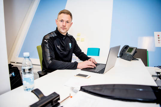 Huvudtränaren i Malmö FF, Magnus Pehrsson, framför