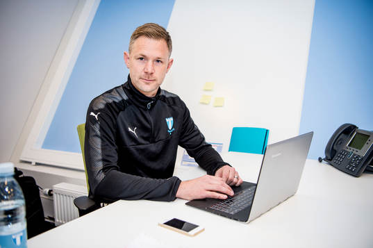 Huvudtränaren i Malmö FF, Magnus Pehrsson, framför