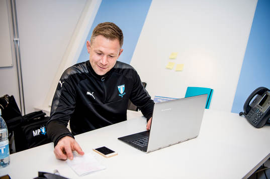 Huvudtränaren i Malmö FF, Magnus Pehrsson, framför