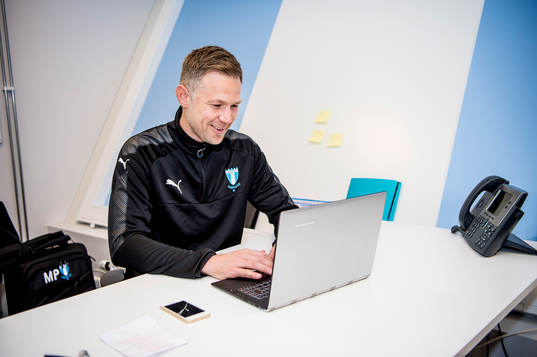 Huvudtränaren i Malmö FF, Magnus Pehrsson, framför
