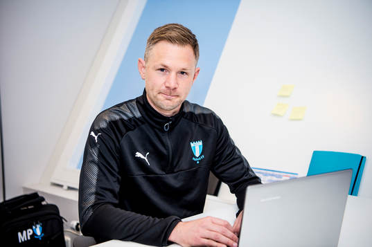 Huvudtränaren i Malmö FF, Magnus Pehrsson, framför