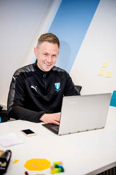 Huvudtränaren i Malmö FF, Magnus Pehrsson, framför