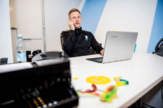 Huvudtränaren i Malmö FF, Magnus Pehrsson, med telefon i