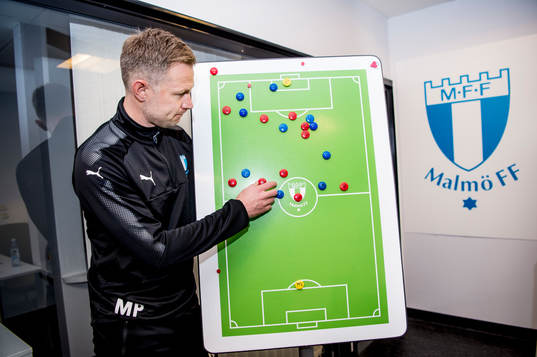 Huvudtränaren i Malmö FF, Magnus Pehrsson, brevid en