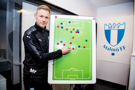 Huvudtränaren i Malmö FF, Magnus Pehrsson, brevid en