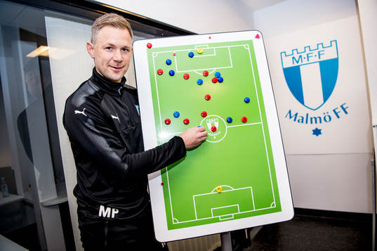 Huvudtränaren i Malmö FF, Magnus Pehrsson, brevid en