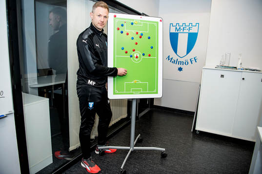 Huvudtränaren i Malmö FF, Magnus Pehrsson, brevid en