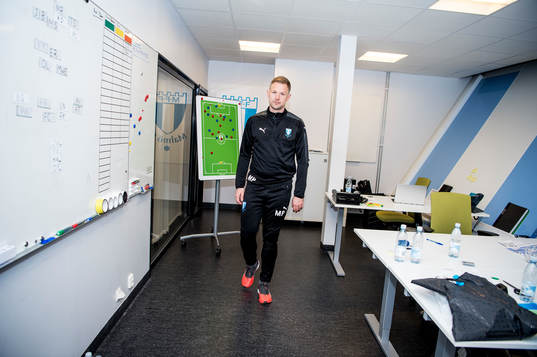 Huvudtränaren i Malmö FF, Magnus Pehrsson, på kontoret