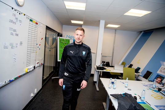 Huvudtränaren i Malmö FF, Magnus Pehrsson, på kontoret