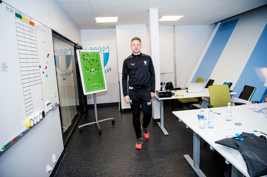 Huvudtränaren i Malmö FF, Magnus Pehrsson, på kontoret