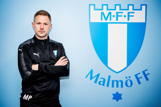 Huvudtränaren i Malmö FF, Magnus Pehrsson, brevid MFFs