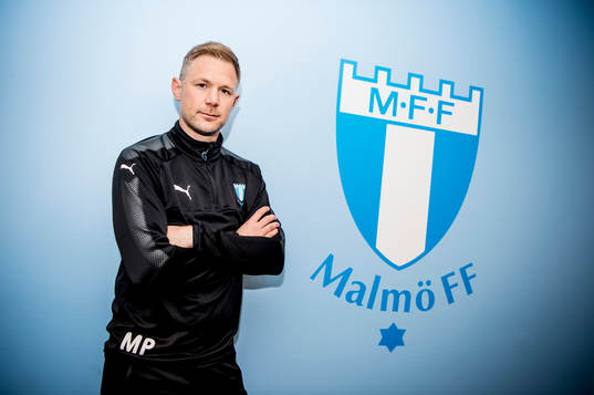 Huvudtränaren i Malmö FF, Magnus Pehrsson, brevid MFFs
