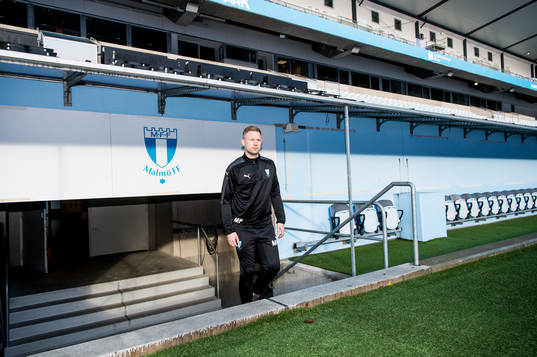 Huvudtränaren i Malmö FF, Magnus Pehrsson, inne på