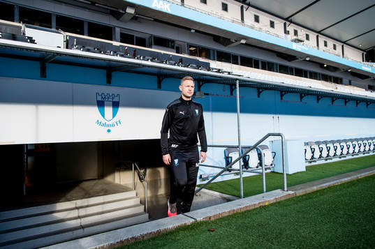 Huvudtränaren i Malmö FF, Magnus Pehrsson, inne på