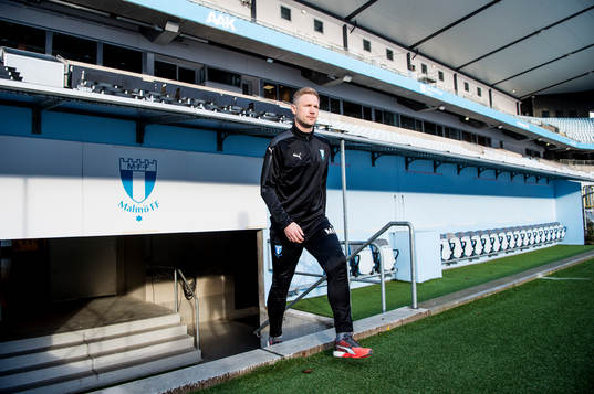 Huvudtränaren i Malmö FF, Magnus Pehrsson, inne på