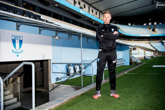 Huvudtränaren i Malmö FF, Magnus Pehrsson, inne på