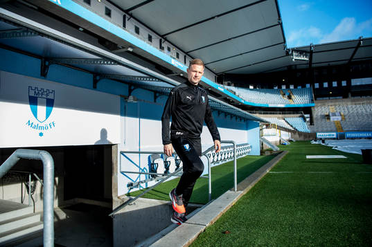 Huvudtränaren i Malmö FF, Magnus Pehrsson, inne på