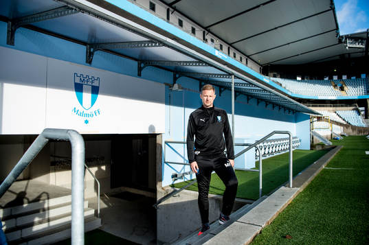Huvudtränaren i Malmö FF, Magnus Pehrsson, inne på