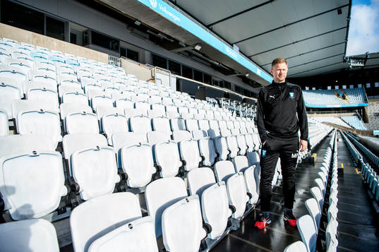 Huvudtränaren i Malmö FF, Magnus Pehrsson, inne på