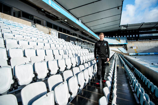 Huvudtränaren i Malmö FF, Magnus Pehrsson, inne på