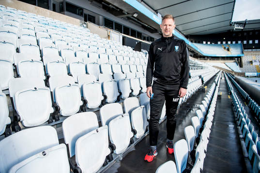 Huvudtränaren i Malmö FF, Magnus Pehrsson, inne på