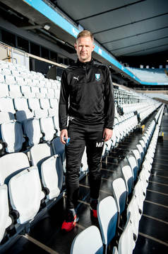 Huvudtränaren i Malmö FF, Magnus Pehrsson, inne på