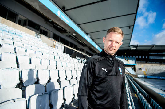 Huvudtränaren i Malmö FF, Magnus Pehrsson, inne på