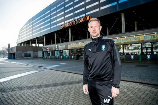 Huvudtränaren i Malmö FF, Magnus Pehrsson, utanför