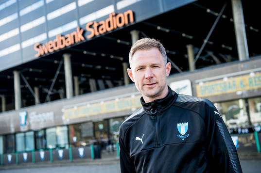 Huvudtränaren i Malmö FF, Magnus Pehrsson, utanför