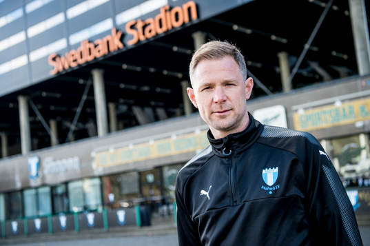 Huvudtränaren i Malmö FF, Magnus Pehrsson, utanför