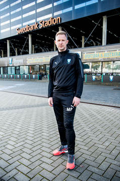 Huvudtränaren i Malmö FF, Magnus Pehrsson, utanför