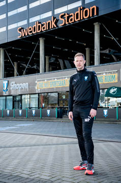 Huvudtränaren i Malmö FF, Magnus Pehrsson, utanför