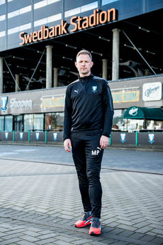 Huvudtränaren i Malmö FF, Magnus Pehrsson, utanför