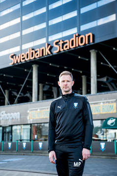 Huvudtränaren i Malmö FF, Magnus Pehrsson, utanför